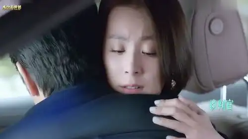 谈判官连凯拿出婚戒,这是给毛林林的,漂亮且珍贵的礼物
