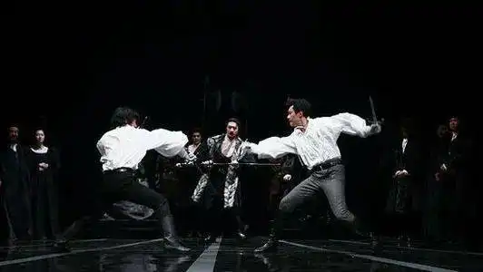 他以笔下无处不在的坠物之声,摆脱了马尔克斯式的现实主义
