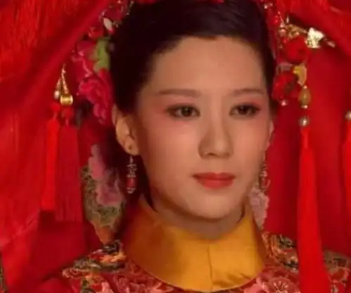 甄嬛传三人大婚浣碧满头点缀,孟静娴金步摇,网友最后一位是要唱戏吗
