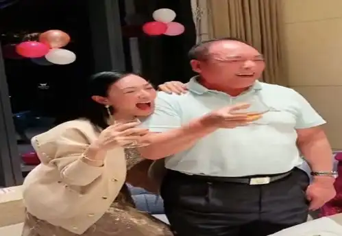 放羊的星星女星迷之操作穿婆婆裤子躺公公腿上,称婆婆不在家
