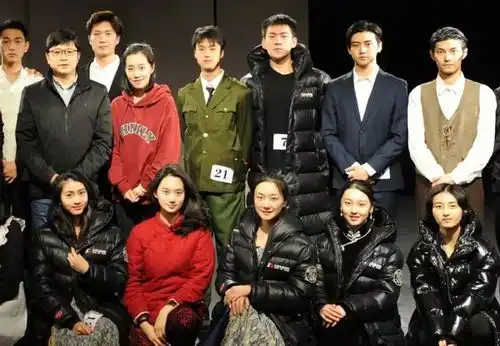 孙俪妹妹和张子枫北影上课照曝光孙艳气质出众张子枫笑容甜美
