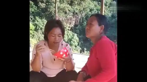 没想到云南黑妹还是个孝子,这样对待妈妈,网友活该你这么红