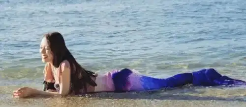 吉娜海边美人鱼照曝光,身材完美展示,网友郎朗眼光够刁
