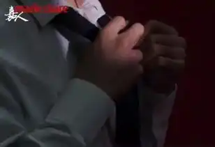易烊千玺嘉人内页公开,又穿白背心,掀起衣服太撩粉
