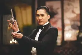 大魔术师曝影帝剧照梁朝伟潇洒玩弄道具枪
