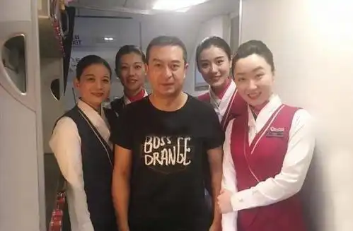 美柚资讯张嘉译与空姐合影,47岁男神和电视上不一样,但男神就是男神
