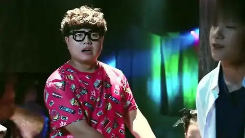 我们的少年时代鬼屋焦耳被吐槽胆小鬼,不料他却吓得抱尹柯不放
