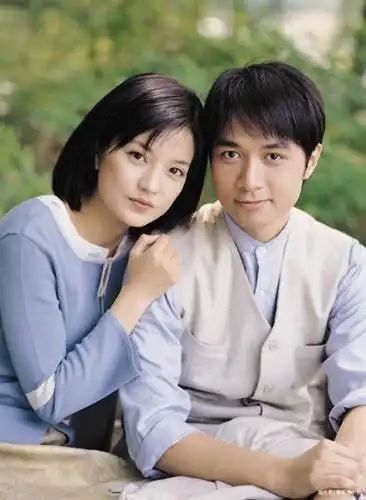 他们在情深深雨蒙蒙中扮演姐弟,戏外却是夫妻,如今生活幸福
