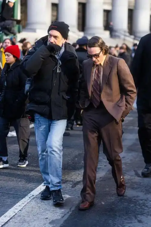 小丑2全新照片哈莉奎因亲吻一名女性,双面人出现