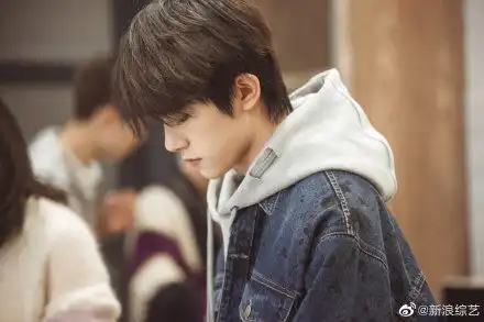 易烊千玺脏脏牛仔衣十分合格的男友风穿搭
