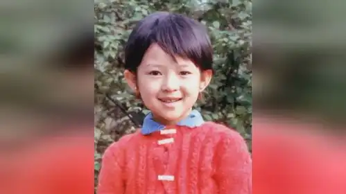 80年代,一个小女孩的童年萌照,后来的她成了家喻户晓的明星
