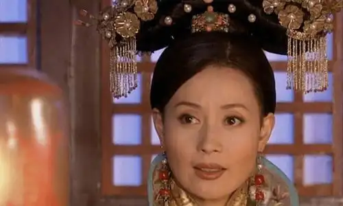 她挤走原配嫁导演,结婚19年不生子被抛弃,如今65岁整容不敢认
