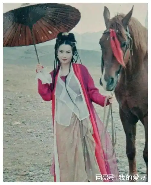 大话西游珍贵照片星爷一如既往,朱茵最惊艳,她却令人唏嘘