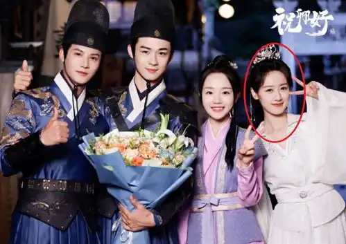 袁冰妍新剧杀青不发照,搭档演员晒合照不缺席,人品人缘一目了然
