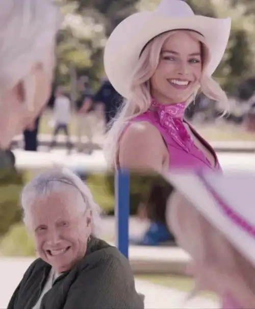 芭比浅显的女性主义无意冒犯,仅为自我
