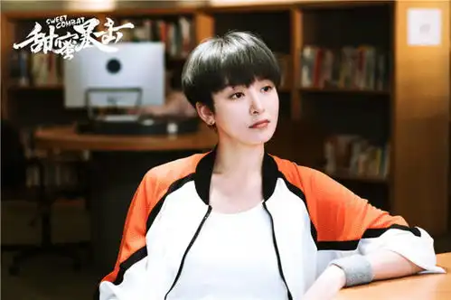 甜蜜暴击曝出新剧照李萌萌帅气逼人青春洋溢