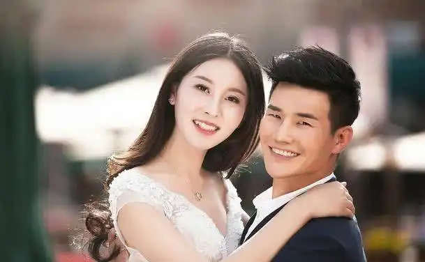 小兵张嘎中的嘎子哥31岁晒美娇妻,百万级豪车更加引人注目