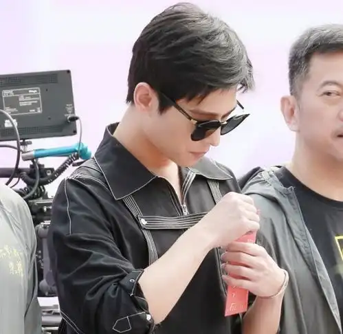 杨洋热巴亲自官宣新剧,博文中的配文配图成亮点我又被甜到了