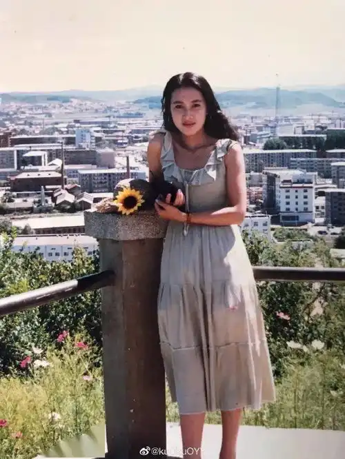 妈妈年轻时有多美看完照片后不羡慕贾玲了
