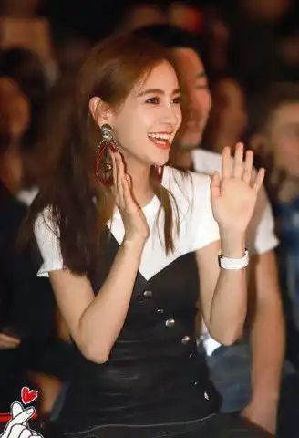 张钧甯与baby同穿皮裙,一个御姐范一个傻白甜,气场差距太大
