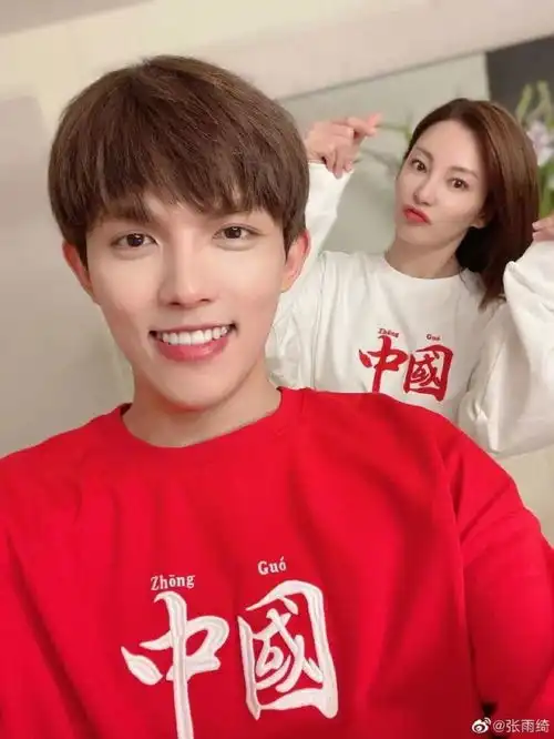 和小8岁男友分手了张雨绮被拍到与小10岁张墨怀当街相拥