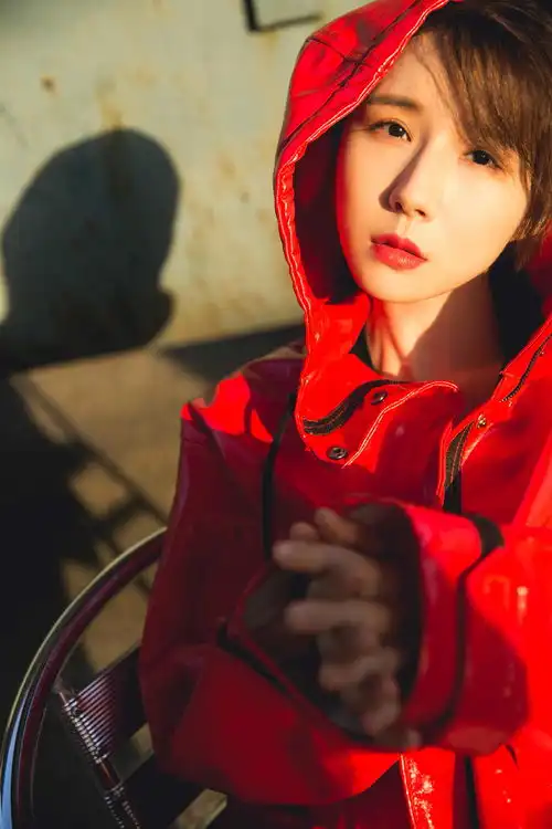 演员方安娜皓镧传外前卫街拍曝光诠释新潮朋克风
