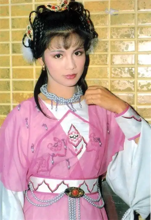 同样头插羽毛,蔡卓妍灵动周迅美成经典,杨幂晴雯太辣眼
