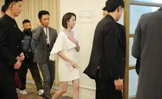 佟丽娅竟剪了个超短发久违同框陈思诚