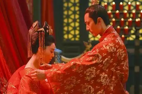 门当户对古代家族婚姻,一场降低风险的婚姻博弈
