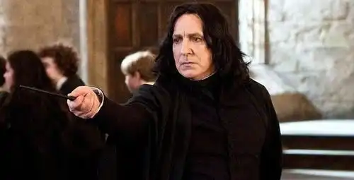 他是哈利波特中温柔的反派斯内普,戏内戏外都一样深情