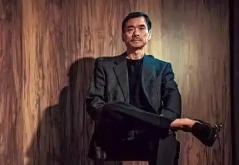此人82岁庆生,崩牙驹竟称他为教父,胡须勇也叫他老大,曾被判入狱25年