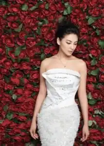 难道张雨绮的霸气只体现在生活中近期工作的一幕更是霸气十足
