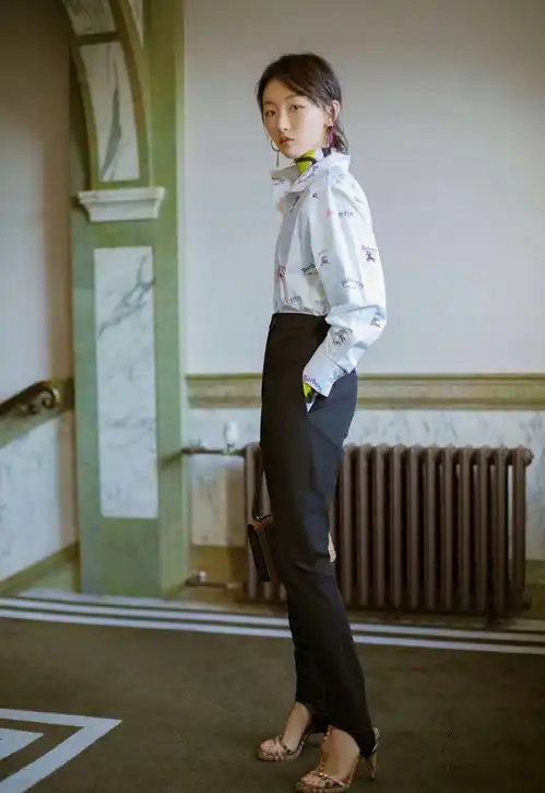 越到冬天你越需要一件高领打底衫
