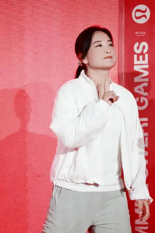 贾玲路人视角生图曝光,对比团队精修美照,差距有点大