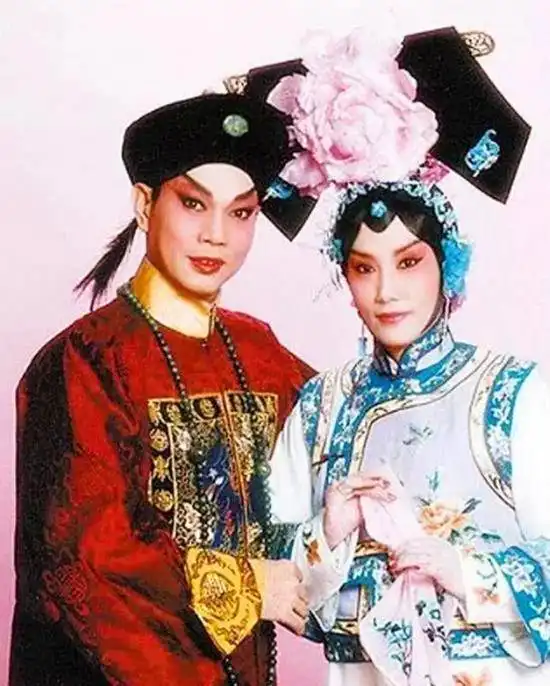 罗家英逃离周星驰电影,73岁大浓妆照片曝光比老婆汪明荃还美艳