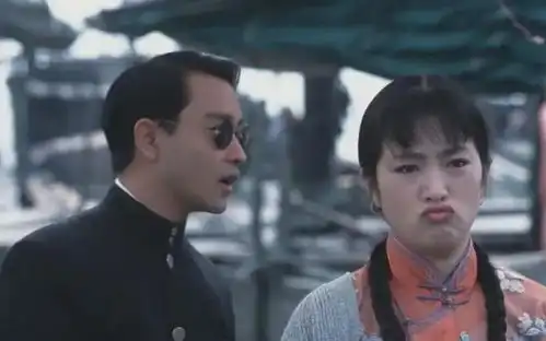 这是张国荣和巩俐的片场照,那时巩俐还有点胖胖的,表情有点搞笑
