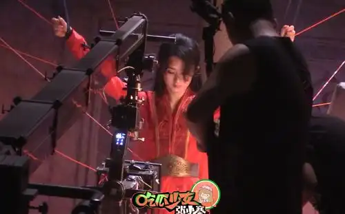 组图赵丽颖与凤行红衣造型战损妆梦回花千骨