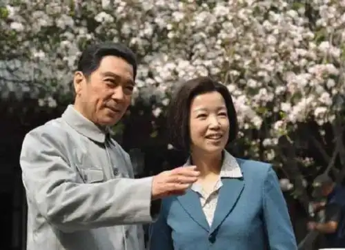 黄薇与蔡国庆青梅竹马,照顾偏瘫父亲11年,九旬老母让她泪目
