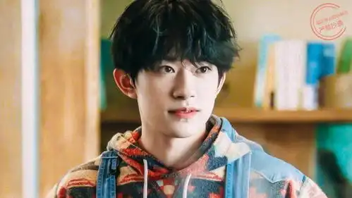 小红花易烊千玺入围华鼎奖,夜空里最闪亮的那颗星
