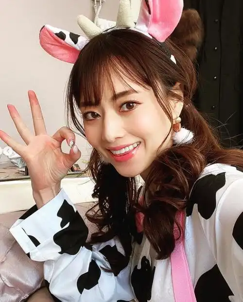 吉泽明步召开吉沢会回馈粉丝,36岁的她仍光彩照人
