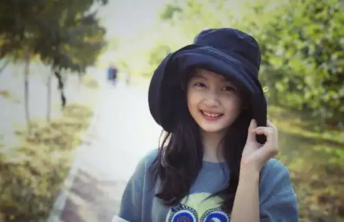 网友晒与黄磊女儿合照,大长腿被吹上天,这衣品是在模仿关晓彤
