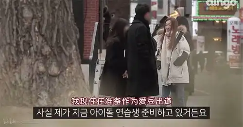 出道就上韩网热搜人称烟嗓妖精的北京大蜜华丽变身新人奖收割机靠的是满头小卷毛

