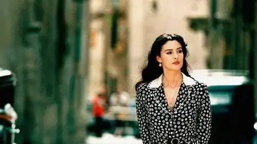 冬季穿搭指南黑色呢子大衣之风情的西西里女郎