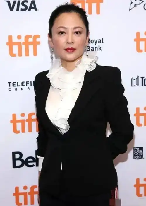 年过百的陈红惊艳到了,生图状态依然很能打,气质十足