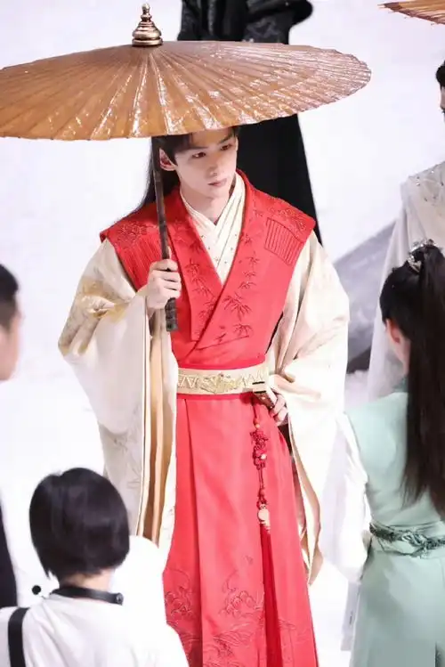 组图白敬亭长风渡最新路透一身红衣雪中撑伞氛围感满满