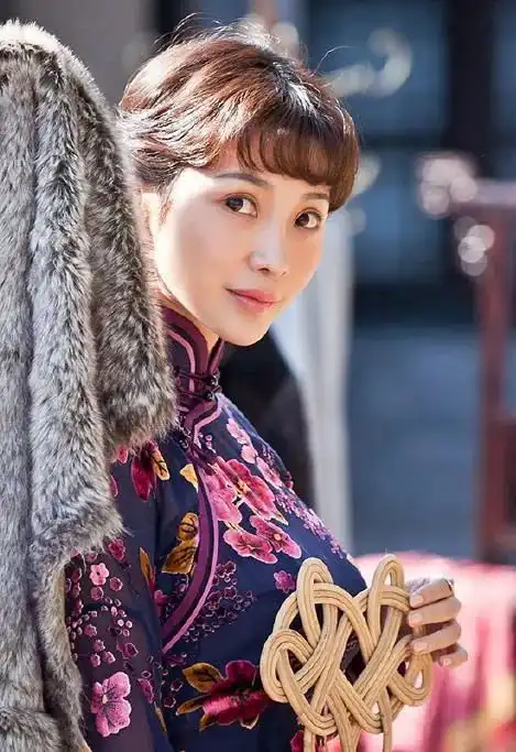 柳岩突然不性感了机场棉衣紧裹,好像洋娃娃