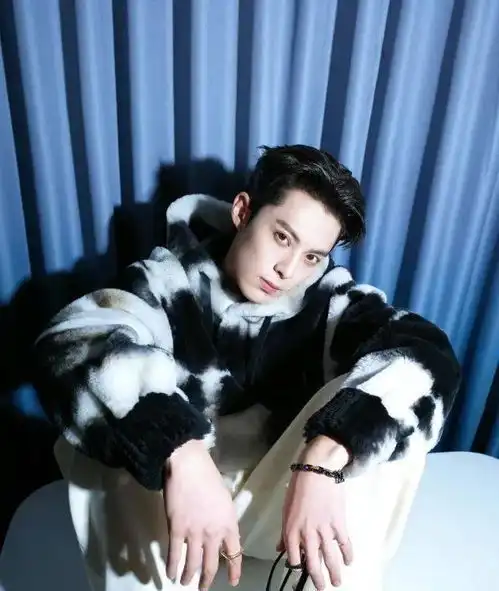 男星户外大秀比帅陈坤状态差,朱一龙显年纪,龚俊不如精修图帅
