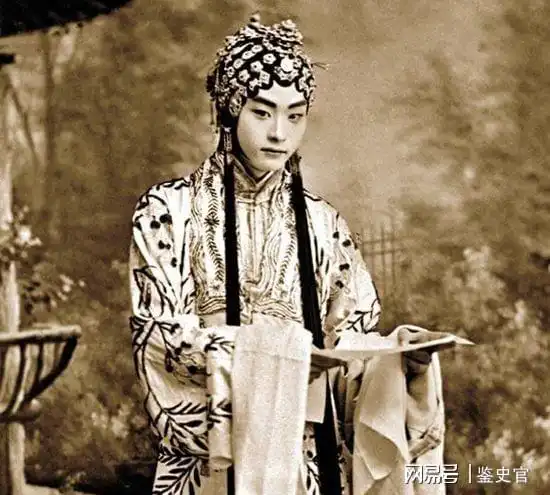 首富之女盛方颐被票友开着借来的车追求,付出一切,吞鸦片自杀