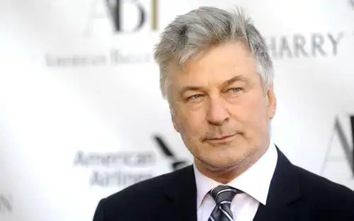 亚历克鲍德温首次面对媒体谈论枪击意外,否认扣动扳机