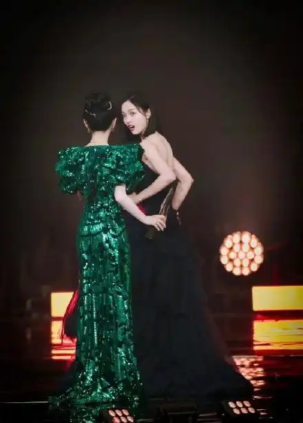 鞠婧祎被吐槽身高造假同是小个子的赵丽颖更显气质